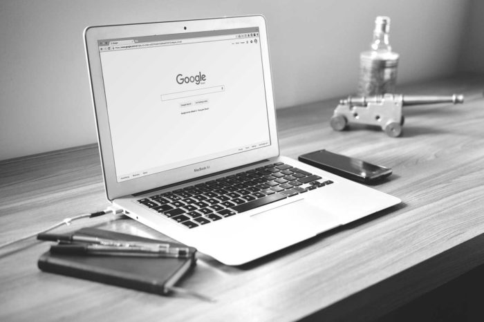 Laptop med Google i webbläsaren