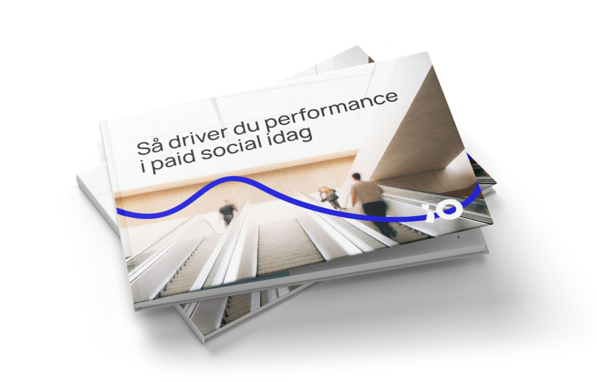 Omslag av en bok med texten "Så driver du performance i paid social idag" över en bild av människor som går uppför rulltrappor, med en blå vågformad linje som grafisk detalj.