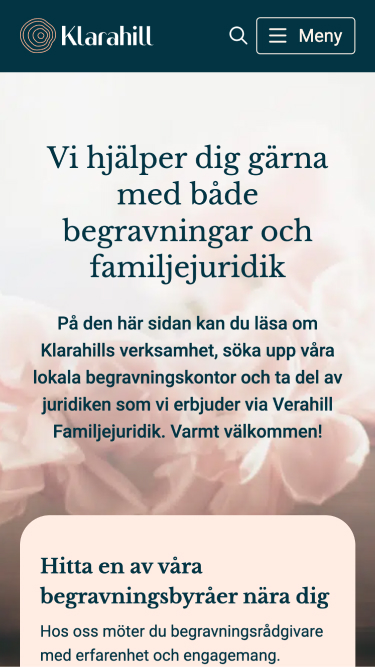 Klarahills logotyp och menyikon längst upp. Texten säger: "Vi hjälper dig gärna med både begravningar och familjejuridik. På den här sidan kan du läsa om Klarahills verksamhet, söka upp våra lokala begravningskontor och ta del av juridiken som vi erbjuder via Verahill Familjejuridik. Varmt välkommen!" Nedanför står: "Hitta en av våra begravningsbyråer nära dig. Hos oss möter du begravningsrådgivare med erfarenhet och engagemang." Bakgrunden visar suddiga ljusa blommor.