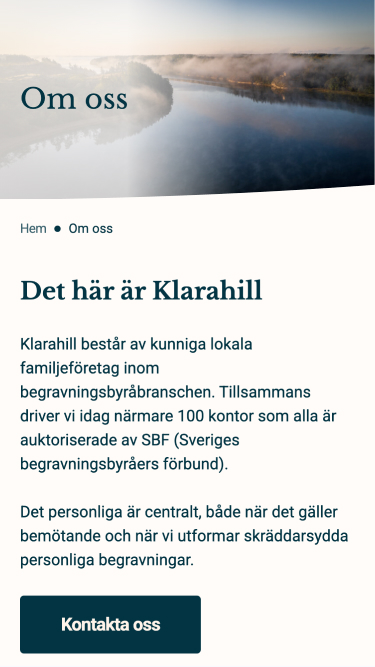 En bild av en stilla sjö med dimma och texten "Om oss" överst. Under bilden finns rubriken "Det här är Klarahill" följt av texten: "Klarahill består av kunniga lokala familjeföretag inom begravningsbyråbranschen. Tillsammans driver vi idag närmare 100 kontor som alla är auktoriserade av SBF (Sveriges begravningsbyråers förbund). Det personliga är centralt, både när det gäller bemötande och när vi utformar skräddarsydda personliga begravningar." Längst ned finns en mörkblå knapp med texten "Kontakta oss".
