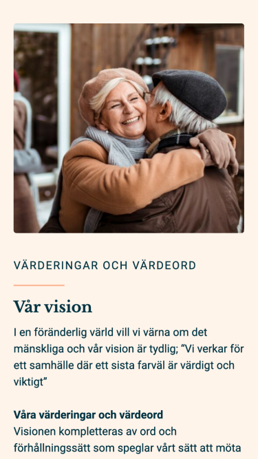 En äldre person med mössa och halsduk kramar en annan person utomhus. Under bilden står texten: "Värderingar och värdeord. Vår vision. I en föränderlig värld vill vi värna om det mänskliga och vår vision är tydlig: 'Vi verkar för ett samhälle där ett sista farväl är värdigt och viktigt'. Våra värderingar och värdeord. Visionen kompletteras av ord och förhållningssätt som speglar vårt sätt att möta."