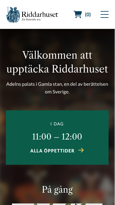 Riddarhusets logotyp och menyikon syns högst upp. Texten lyder: "Välkommen att upptäcka Riddarhuset. Adelns palats i Gamla stan, en del av berättelsen om Sverige." Under står det: "I dag 11:00 – 12:00" följt av en knapp "Alla öppettider" med en pil.