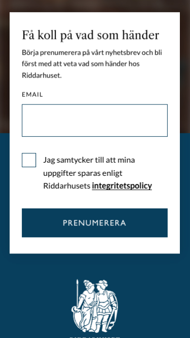 Fält för att prenumerera på nyhetsbrev med rubriken "Få koll på vad som händer", följt av en text som uppmanar att börja prenumerera för att få information om Riddarhuset. Ett fält för att ange e-postadress, en kryssruta för att godkänna lagring enligt integritetspolicy, samt en knapp med texten "PRENUMERERA". Längst ner syns en illustration av två figurer.