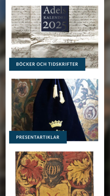 Adelskalender 2025 placerad på ett papper med handskriven text, med texten "BÖCKER OCH TIDSKRIFTER" i en blå ruta nedanför.