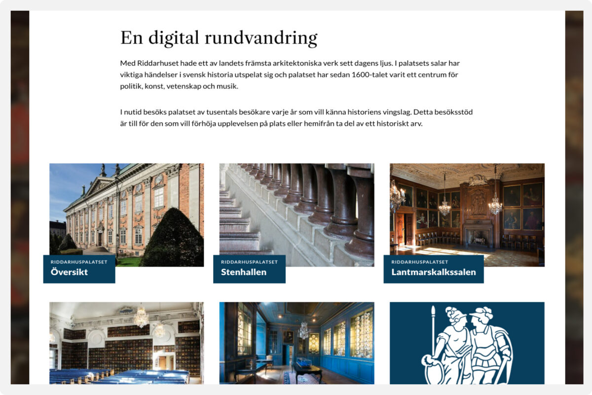 En webbsida med rubriken "En digital rundvandring" och beskrivande text om Riddarhuset, följt av tre bilder märkta "Riddarhuspalatset - Översikt", "Riddarhuspalatset - Stenhallen", och "Riddarhuspalatset - Lantmarskalkssalen", samt två bilder av interiörer och en illustration av två figurer i klassisk stil.