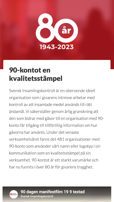 80 år 1943–2023 står i vit text mot en röd bakgrund. Rubriken lyder "90-kontot en kvalitetsstämpel", följt av en text som beskriver att Svensk Insamlingskontroll är en ideell organisation som granskar insamlade medel för att säkerställa korrekt användning. Det nämns att 481 organisationer använder 90-kontot som kvalitetsstämpel. Längst ner visas logotypen för Svensk Insamlingskontroll med texten "90 dagen manifestfilm 19 9 textad".